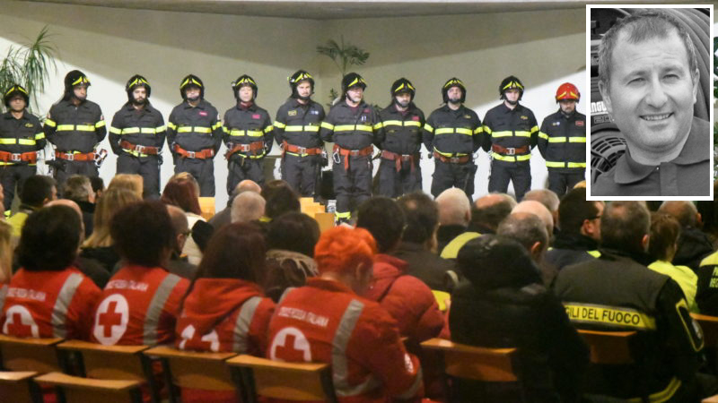 Il suono delle sirene e degli applausi: la commemorazione di Pinuccio La Vigna (FOTO e VIDEO)