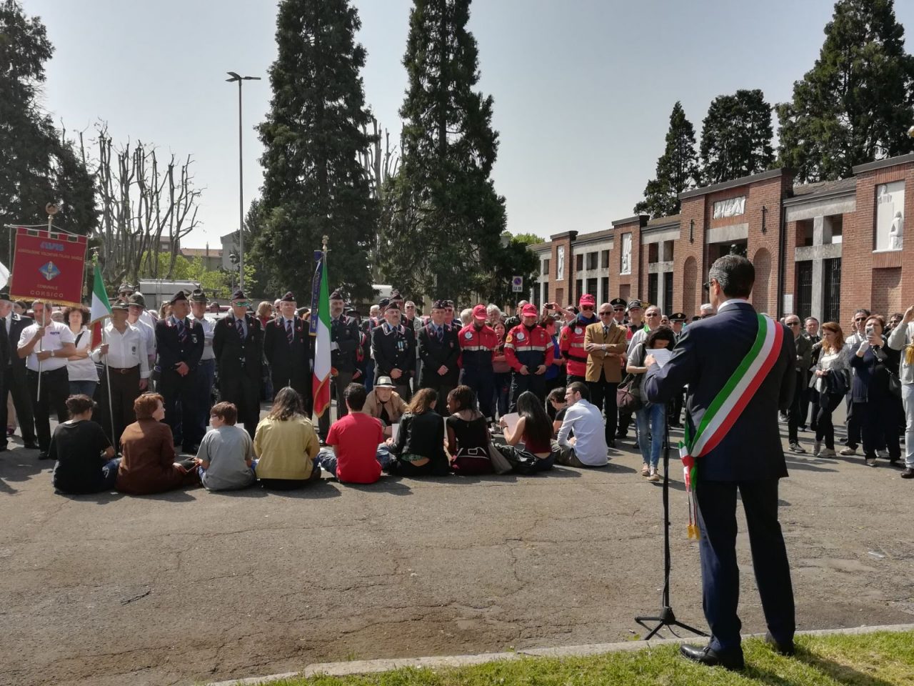 Lungo corteo e contestazioni silenziose: il 25 aprile di Corsico (FOTO)