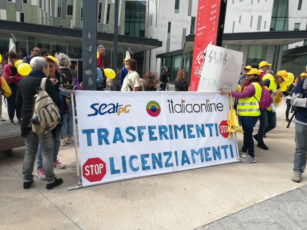 Italiaonline 400 licenziamenti. La protesta ad Assago: ai soci bonus milionari, noi in ginocchio (FOTO – VIDEO)