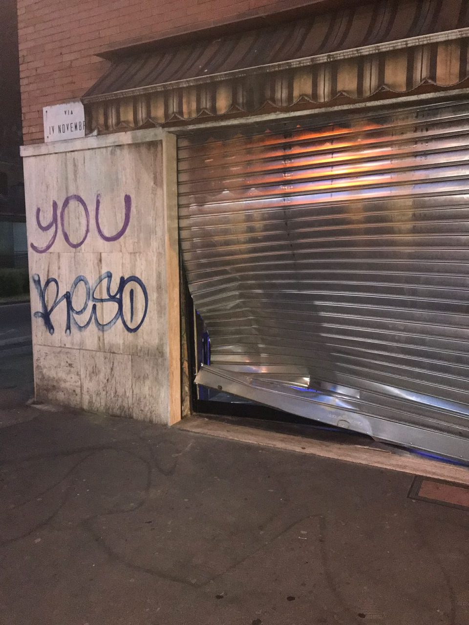 Auto contro saracinesca: tentato furto al bar di Corsico in via IV novembre