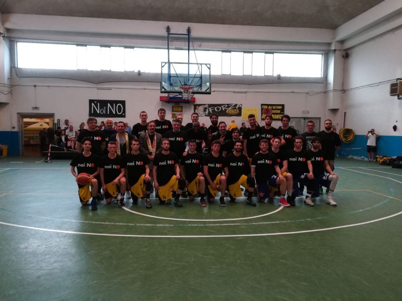 Razzismo nel basket a Buccinasco, i giocatori lombardi scendono in campo con la maglia nera (FOTO)