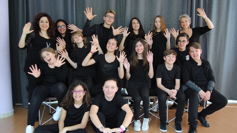 Dodici ragazzi sul palco con Roger Waters per Another Brick in the Wall