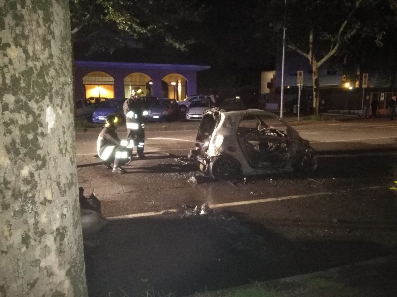 Auto in fiamme questa notte a Cesano Boscone