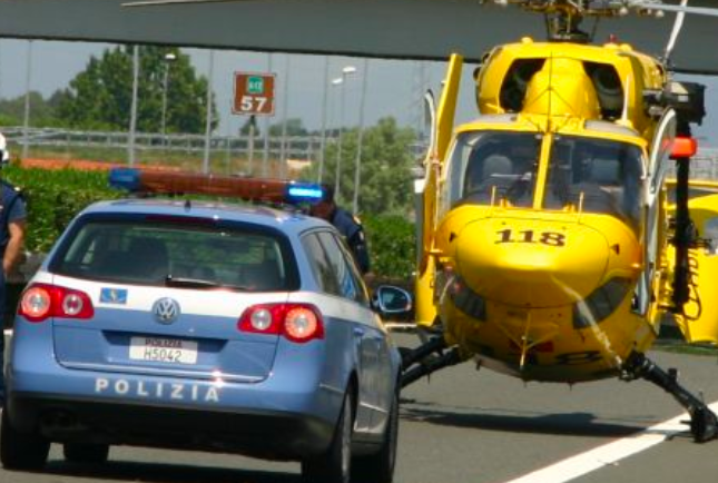 Tamponamento in tangenziale tra due camion, passeggero bloccato tra le lamiere