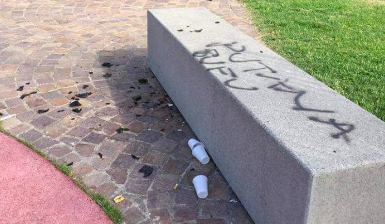 Vetri sparsi e giochi spaccati: in azione vandali al parco Burgo (FOTO)
