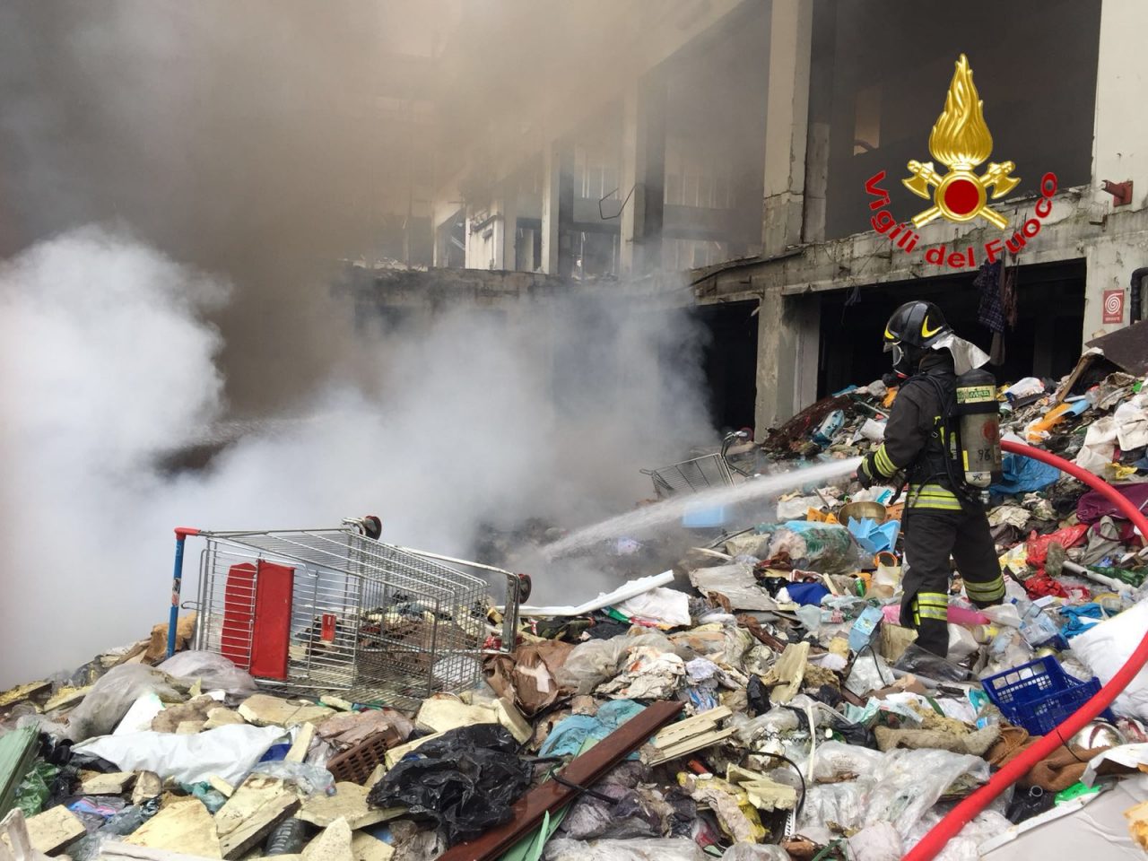 Rifiuti incendiati nell’ex capannone di via Grassi: intervento in corso (Video)