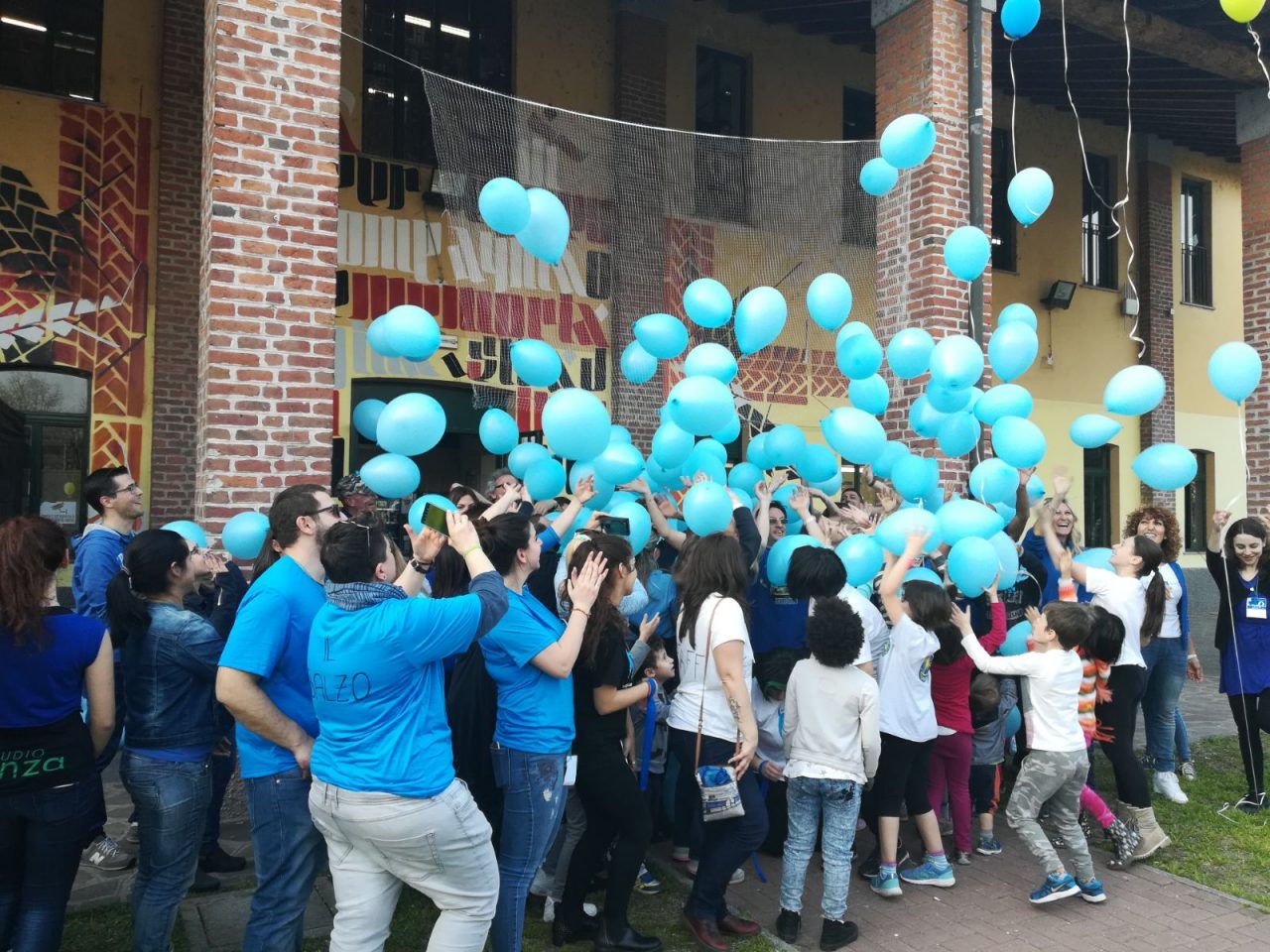 Giochi, colori, palloncini e fiori: Sfidautismo a Buccinasco è un successo (FOTO)