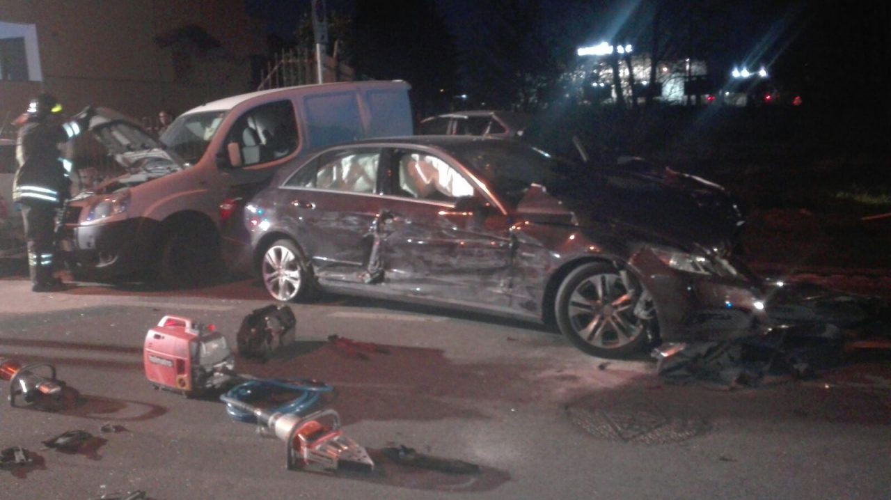 Alta velocità in via Boccaccio: Mercedes distrugge sei macchine a Trezzano