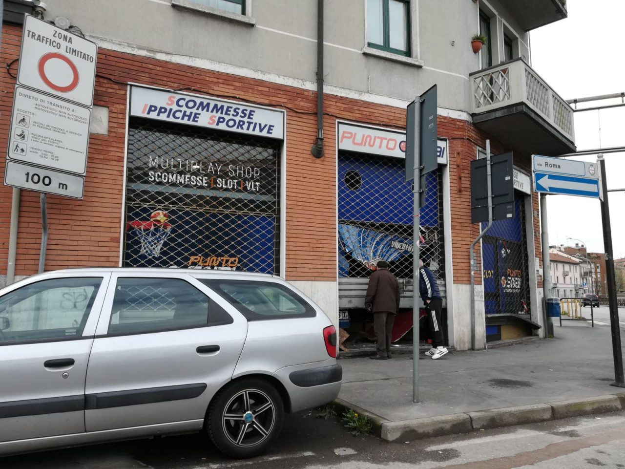 Auto usata come ariete. Nuova spaccata per furto sala slot