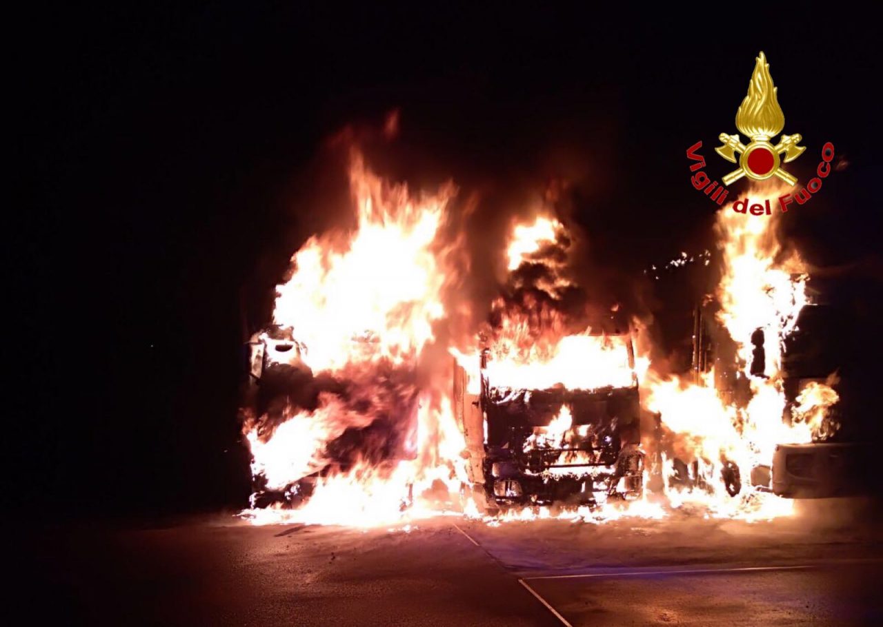 Tre camion in fiamme a Pregnana Milanese (FOTO)