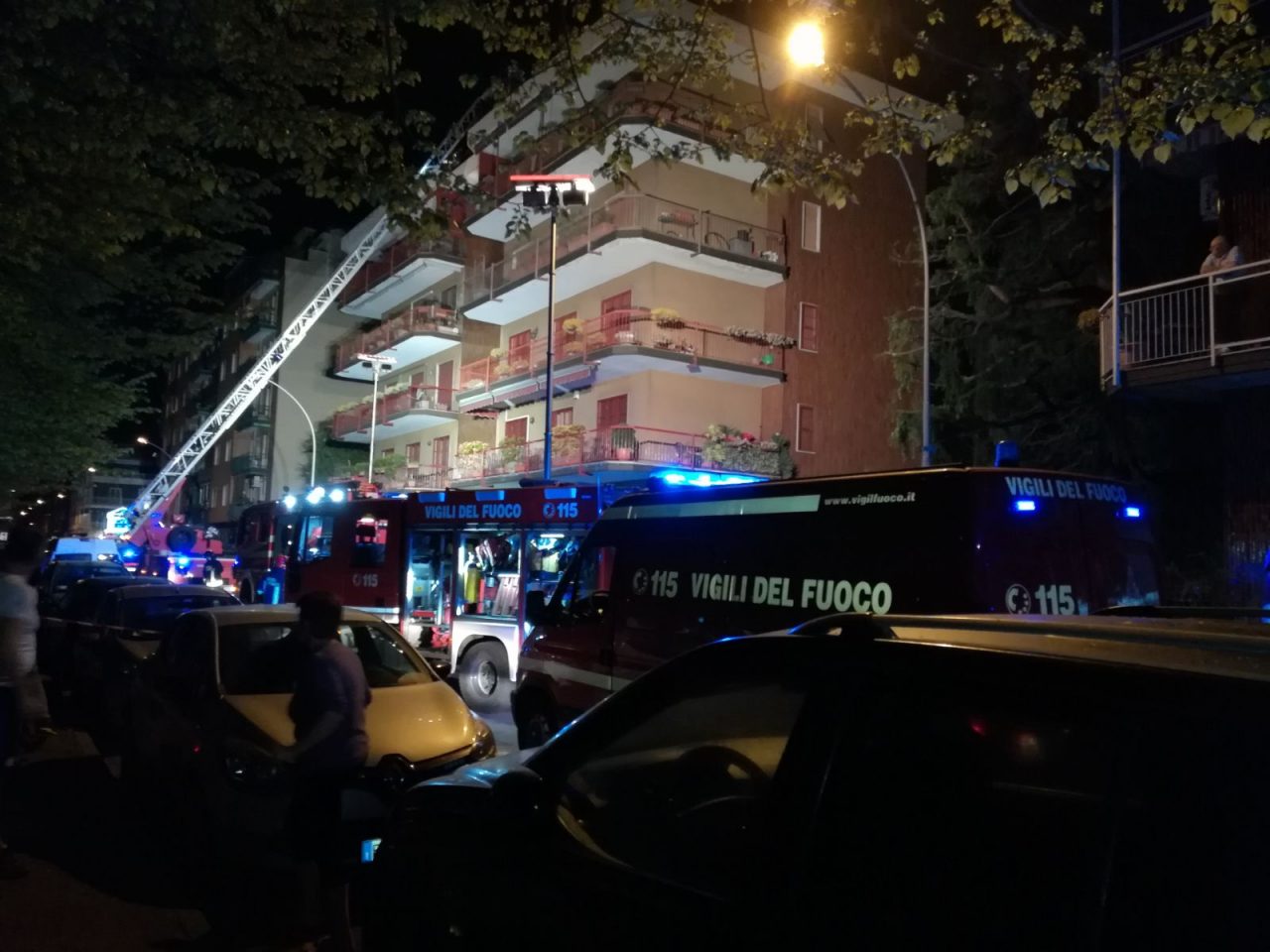 Incendio in appartamento a Cesano, distrutto dalle fiamme (FOTO)