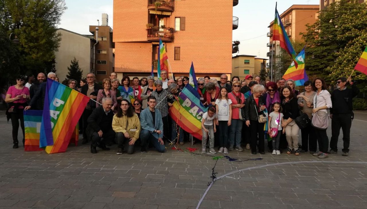 Bandiere arcobaleno e fili colorati: Flash mob per la pace a Corsico (FOTO)