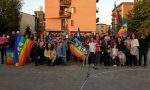 Bandiere arcobaleno e fili colorati: Flash mob per la pace a Corsico (FOTO)