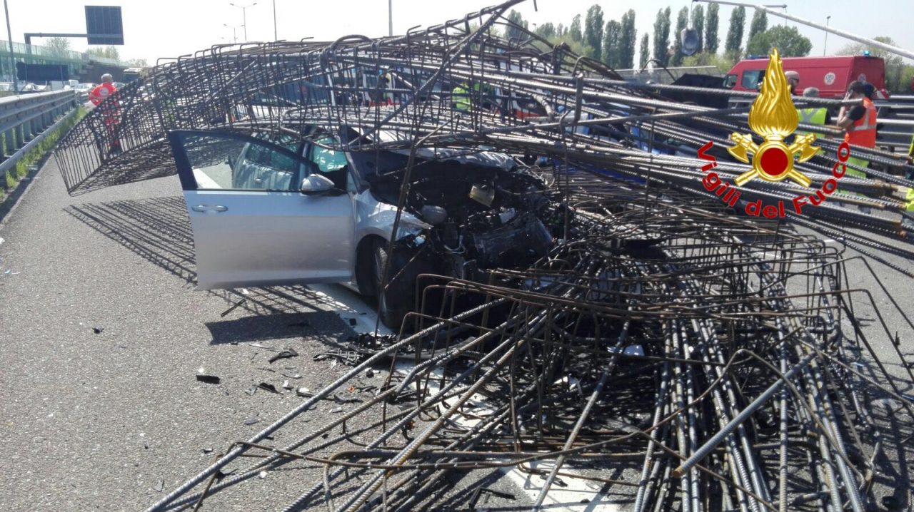 Camion perde il carico: tangenziale bloccata e sei feriti (FOTO)