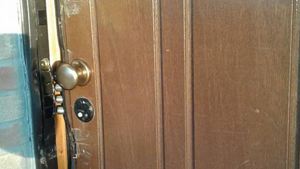 Tenta furto in casa a Trezzano: i vicini danno l’allarme e i carabinieri lo bloccano