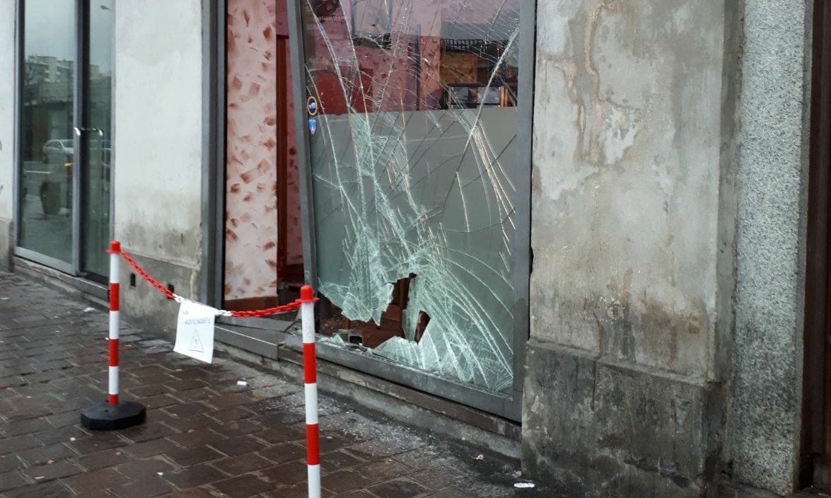 Macchina usata come ariete: spaccata al bar Ottolina
