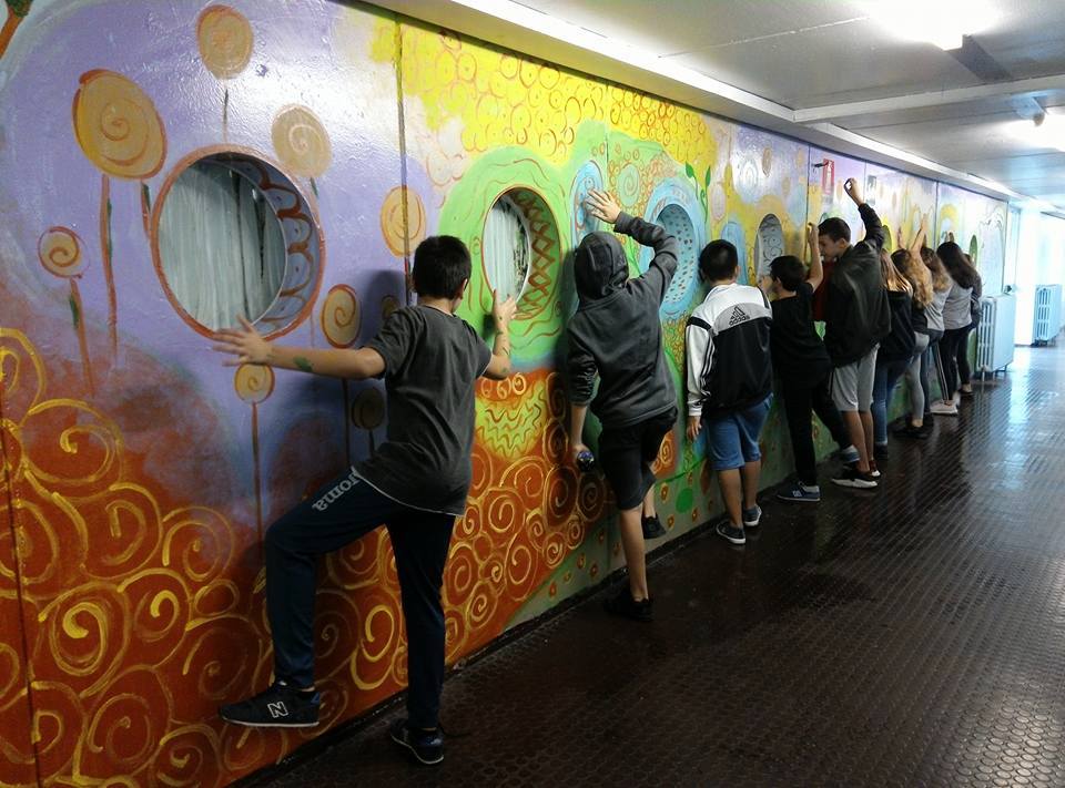 I ragazzi del Franceschi decorano le pareti della loro scuola