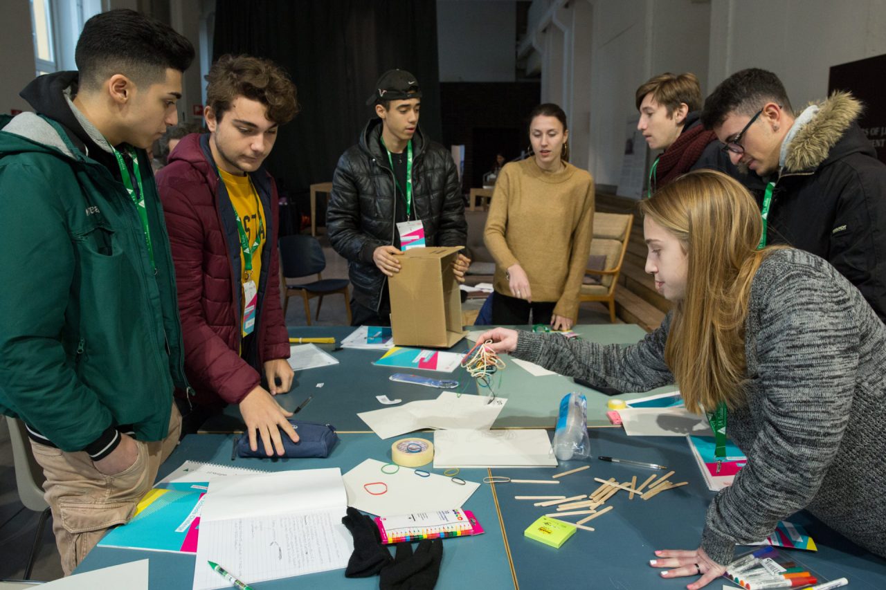 Cestino intelligente riconosce i rifiuti: l’idea vincente degli studenti di Melegnano