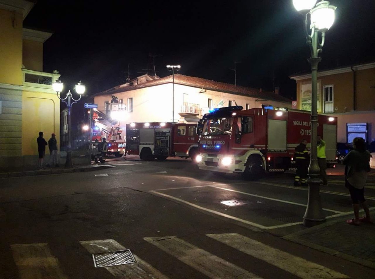 Incendio a Lacchiarella: la canna fumaria della pizzeria prende fuoco (FOTO)