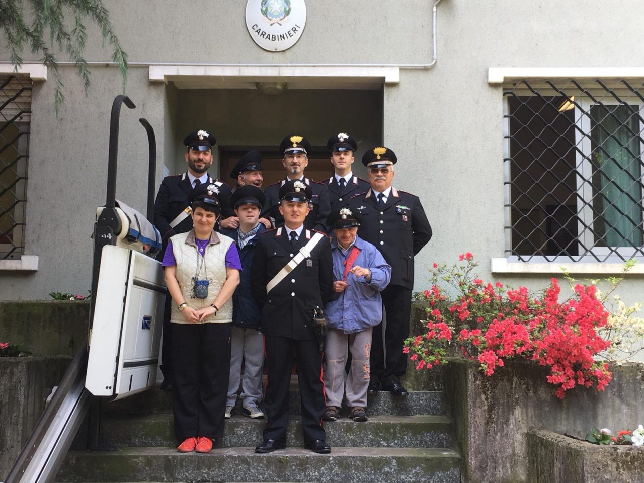 Solidarietà in caserma: i carabinieri accolgono gli ospiti della Sacra Famiglia