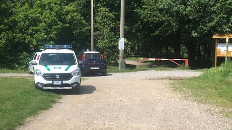 Corpo senza vita di un ragazzo trovato in un parco a Rovello Porro
