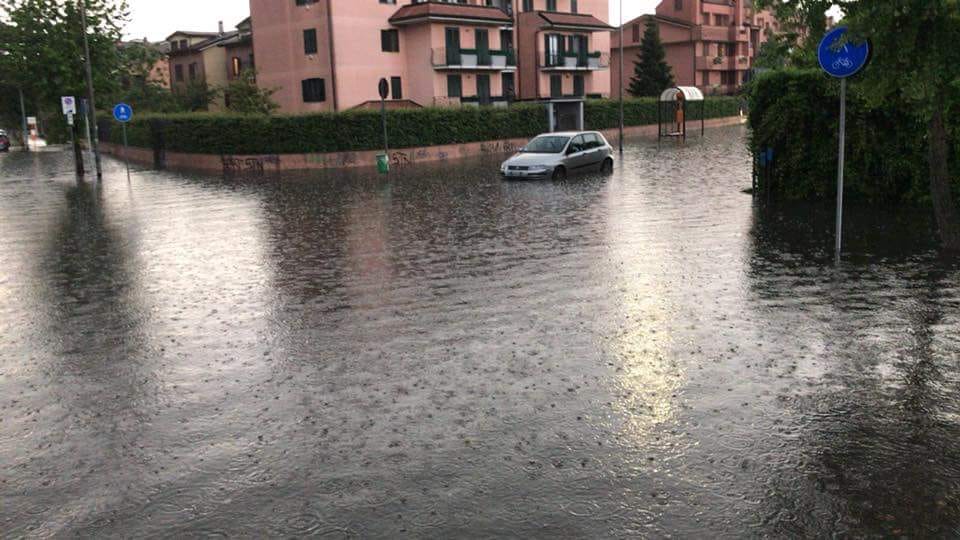 Bomba d’acqua sul sud Milano | Scuole allagate a Buccinasco: domani chiusa Robbiolo VIDEO