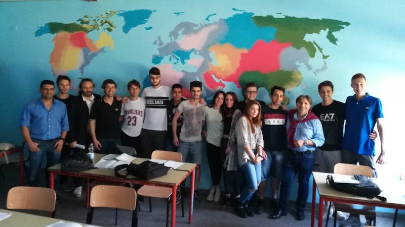 Aule dipinte al Falcone-Righi, gli studenti si mettono in mostra FOTO