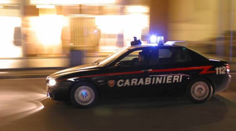 Furto al bar: nascosti dietro un frigo abbandonato spaccano la vetrina