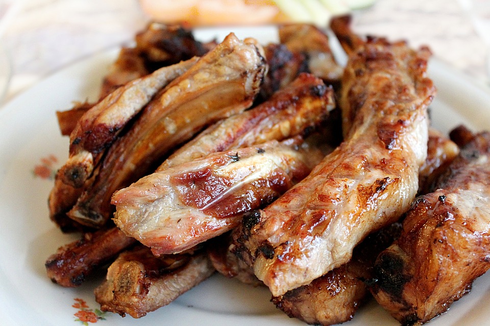 Costine con patate, ecco come cucinarle