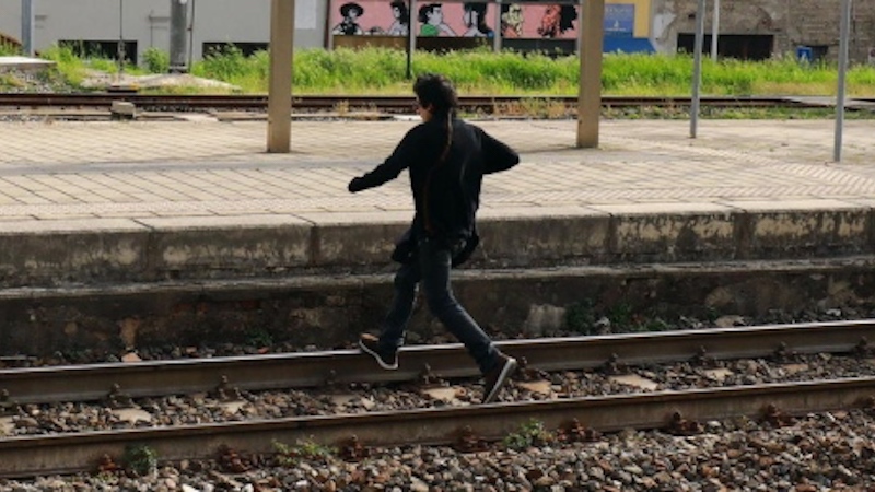 Appello del sindaco di Trezzano: Ragazzi, non attraversate i binari