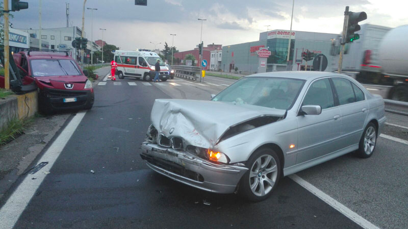 Brucia semaforo rosso, scontro tra auto e furgoncino sulla Nuova Vigevanese