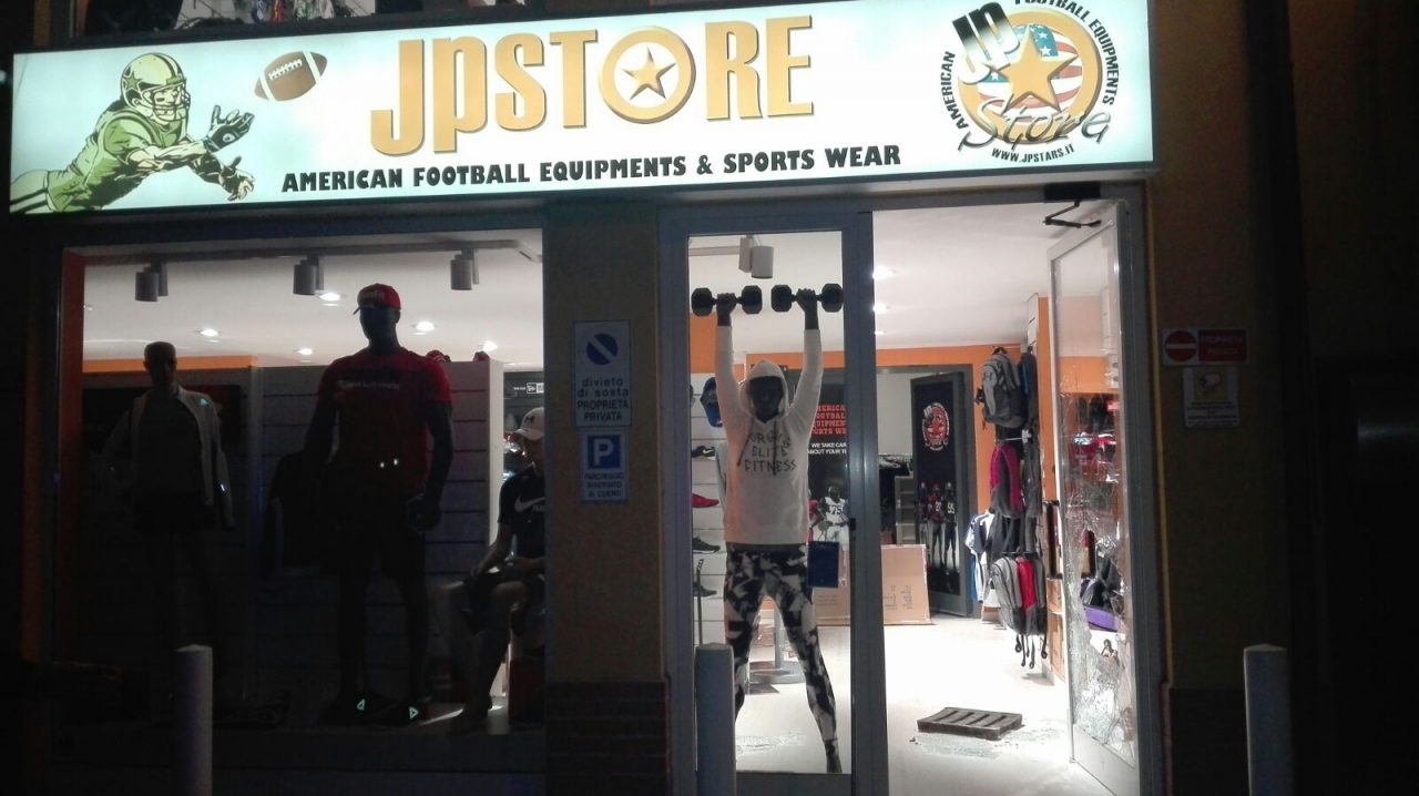 Porta sfondata nella notte: furto negozio Jp Store di Buccinasco