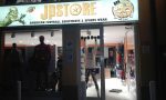 Porta sfondata nella notte: furto negozio Jp Store di Buccinasco