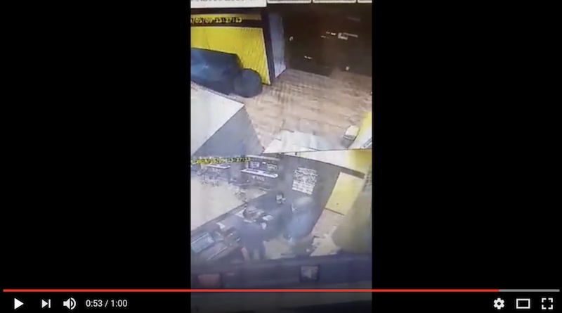 Tenta rapina sala scommesse di Corsico ma il gestore lo blocca VIDEO