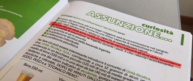 Nel libretto di educazione stradale del Comune si parla di razze meno tolleranti all’alcol