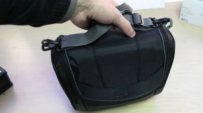 Rubano borsa a pensionata e vanno a fare shopping: arrestati