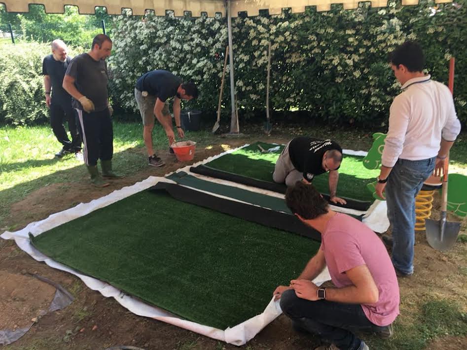 Nuove aree gioco per i bambini dell’asilo: ci pensano genitori e nonni di Noviglio (FOTO)