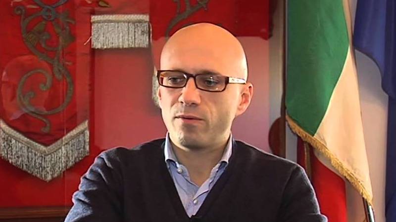Salva la vita a anziana aggredita, il sindaco ringrazia l’eroe