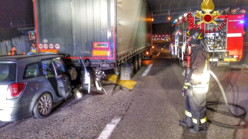 Auto contro tir, ferita un’intera famiglia FOTO