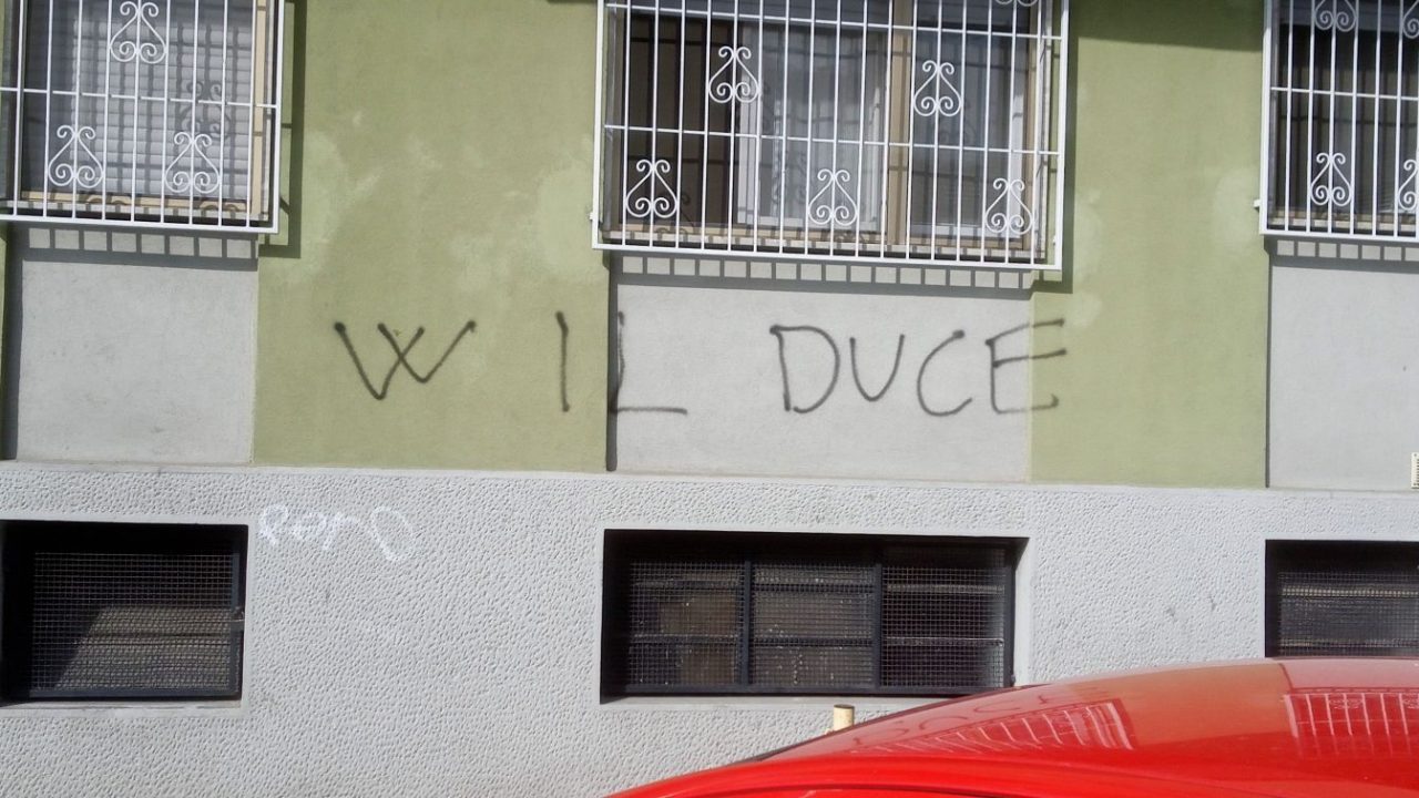 Scritta sul muro della sede del PD di Cesano Boscone: Viva il Duce