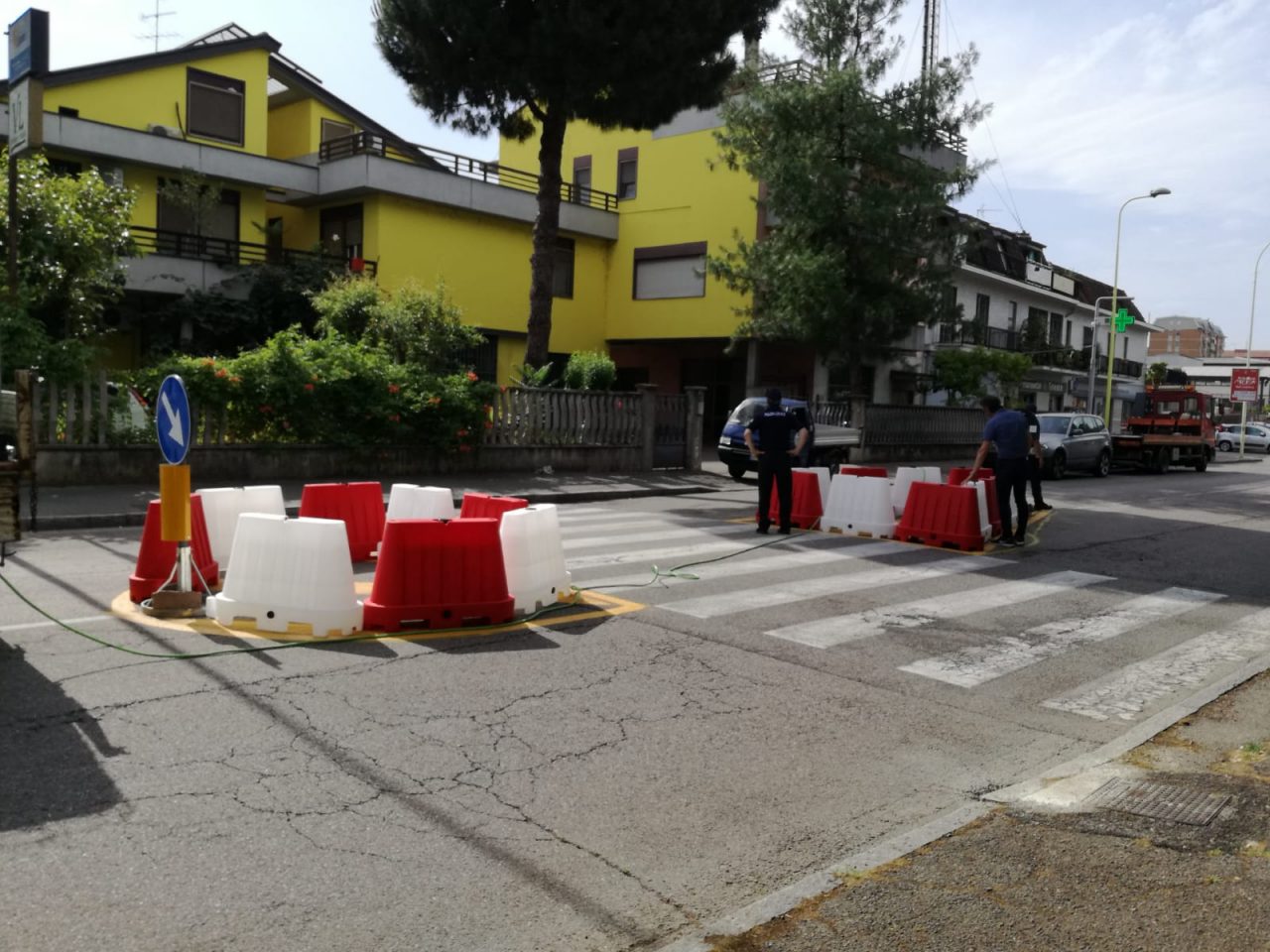 Via Trieste pericolosa, iniziati gli interventi per la sicurezza: spartitraffico e new jersey – Foto