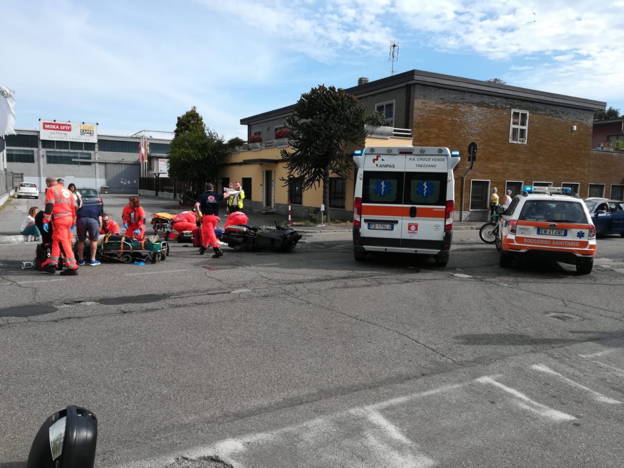 Incidente a Corsico | Auto non si ferma allo stop e centra moto: due feriti