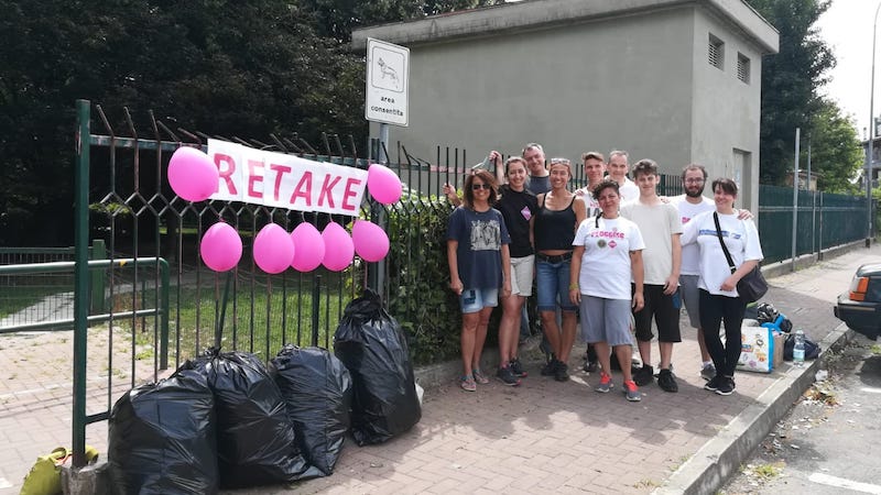 Pennelli, rulli e rastrelli: Retake pulisce l’area verde di via Petrarca