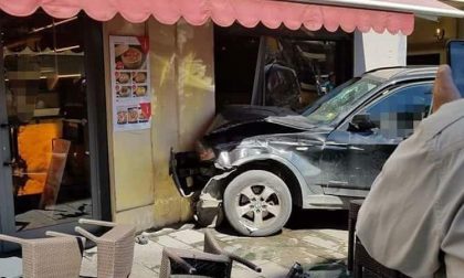 SUV contro tram, e travolge vetrina e tavolini del ristorante FOTO