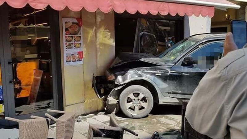 SUV contro tram, e travolge vetrina e tavolini del ristorante FOTO