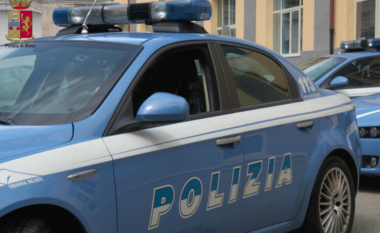 Rissa ai giardini di via Odazio a Milano, un’auto si lancia contro la folla