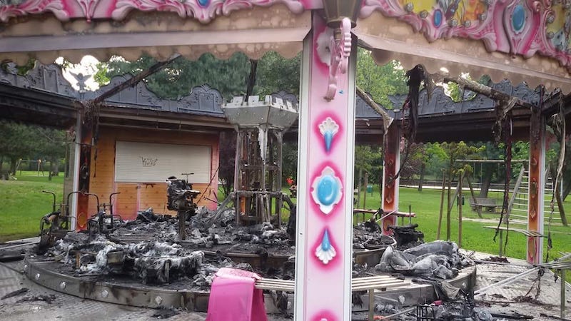 Fiamme al parco Giorgella, giostra bruciata nella notte | Le cause