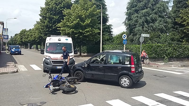 Incidente auto moto in via Duse: ferito 20enne motociclista