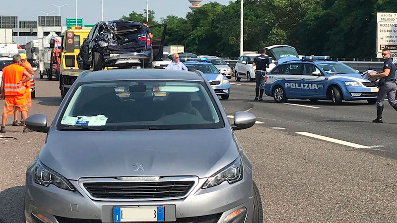 Manovra azzardata in tangenziale provoca incidente, tre feriti