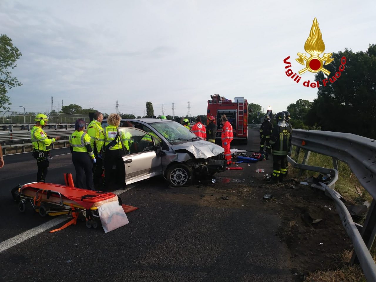 Incidente in tangenziale | Macchina contro guardrail, tre ragazzi feriti FOTO